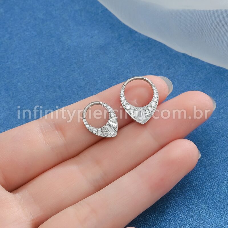 Piercing Argola Titânio Segmento Articulado Zircônia Cravejada Gota