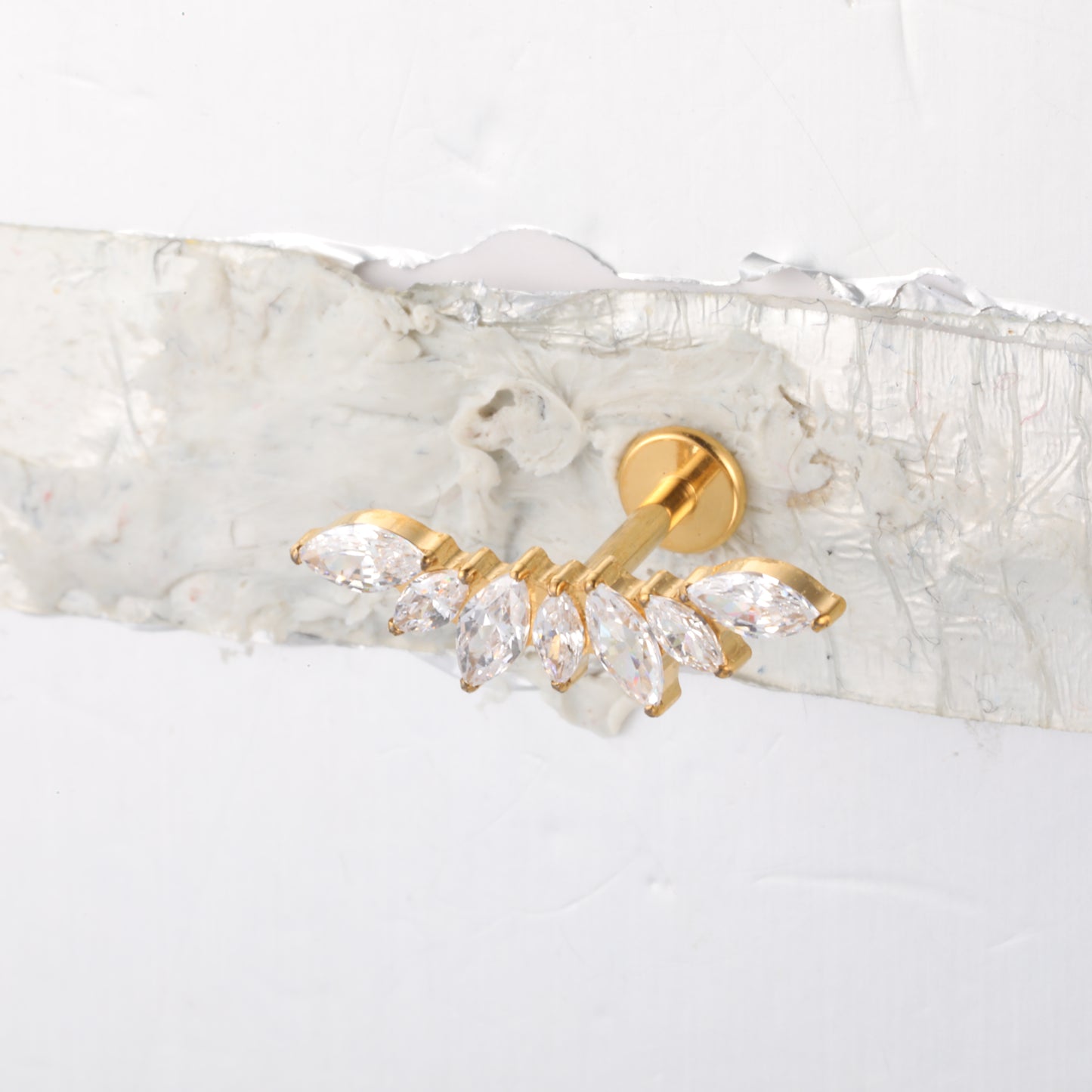 Brilho em Cascata Botânica com Zircônias Navete em Labret de Titânio G23