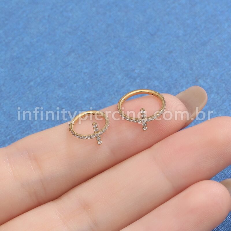 Piercing Argola Titânio Segmento Articulado Cruz Zircônia Cravejada