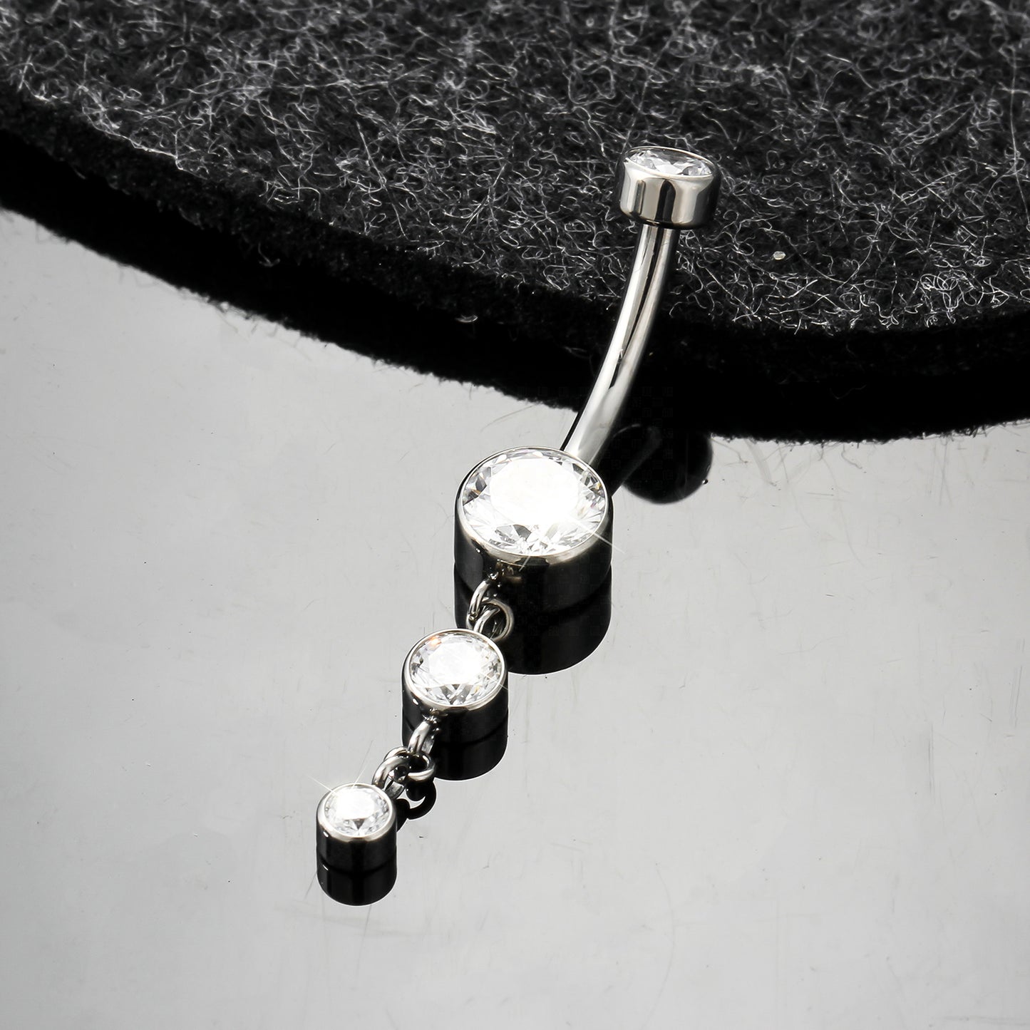 Elegância em Cascata com Pedra de Luz para Umbigo em Titânio G23