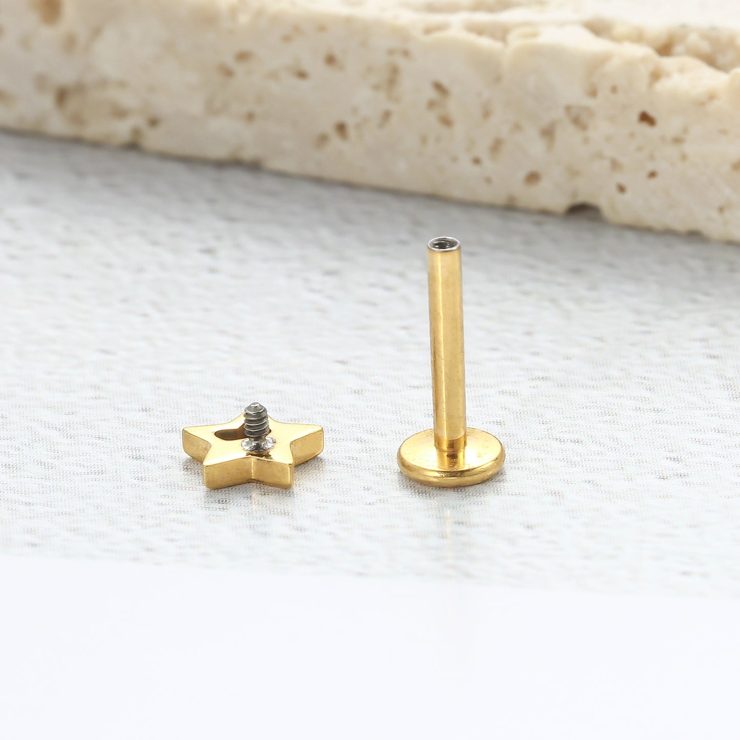 Piercing Labial em Titânio G23 em Formato de Estrela