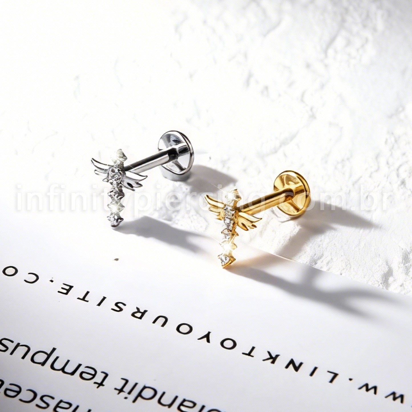 Piercing Labret Titânio Cruz Em Formato De Asas