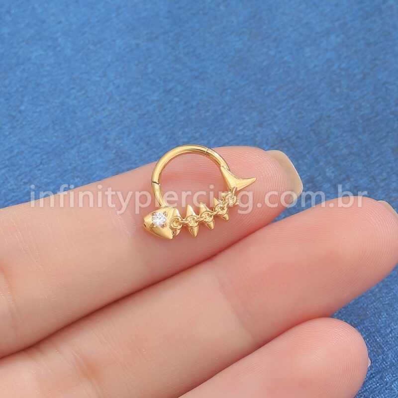 Piercing Argola Titânio Segmento Articulado Peixe Zircônias Cravejadas