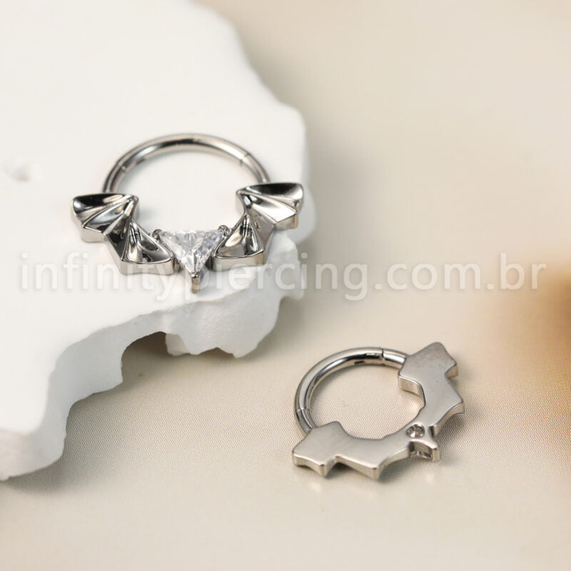 Piercing Argola Titânio Segmento Articulado Asas/Zircônia Cravejada