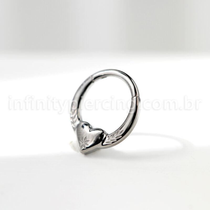 Piercing Argola Titânio Segmento Articulado Coração Com Detalhes