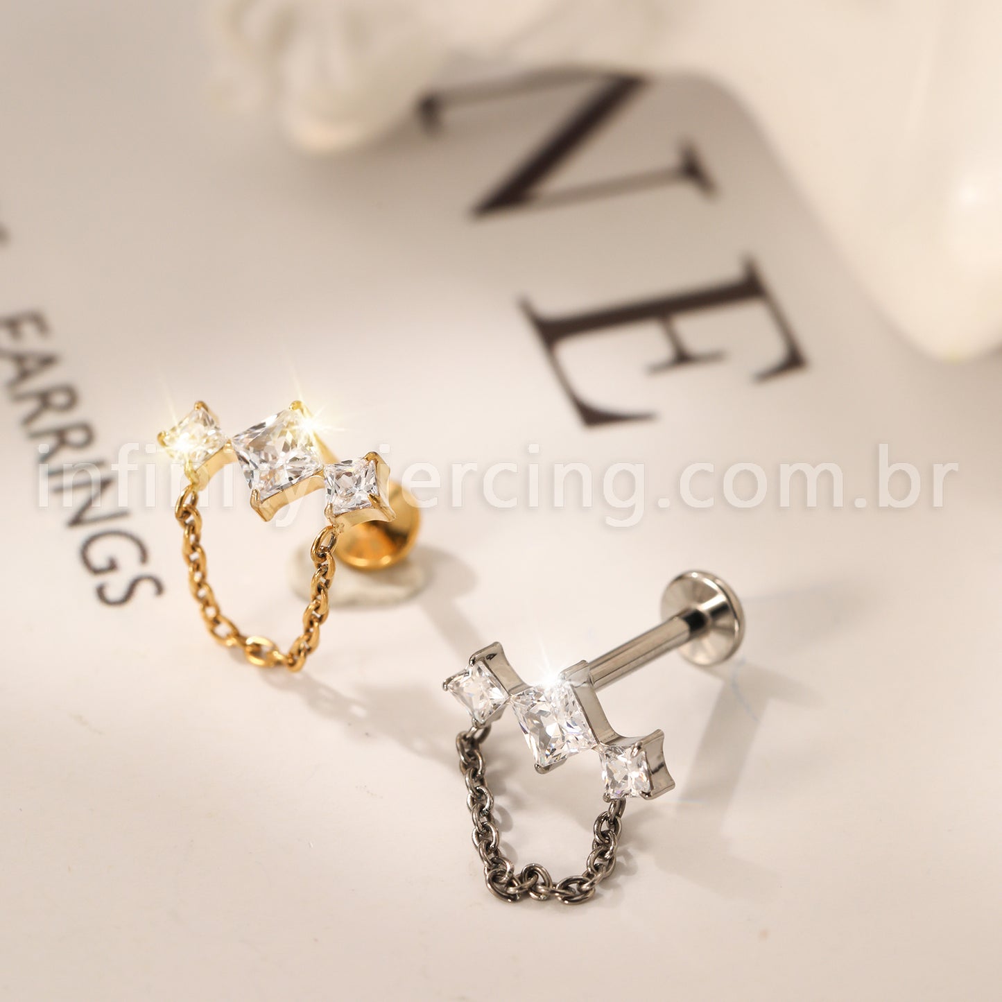 Piercing Labret Titânio Quadrado 3 Zircônias Com Corrente