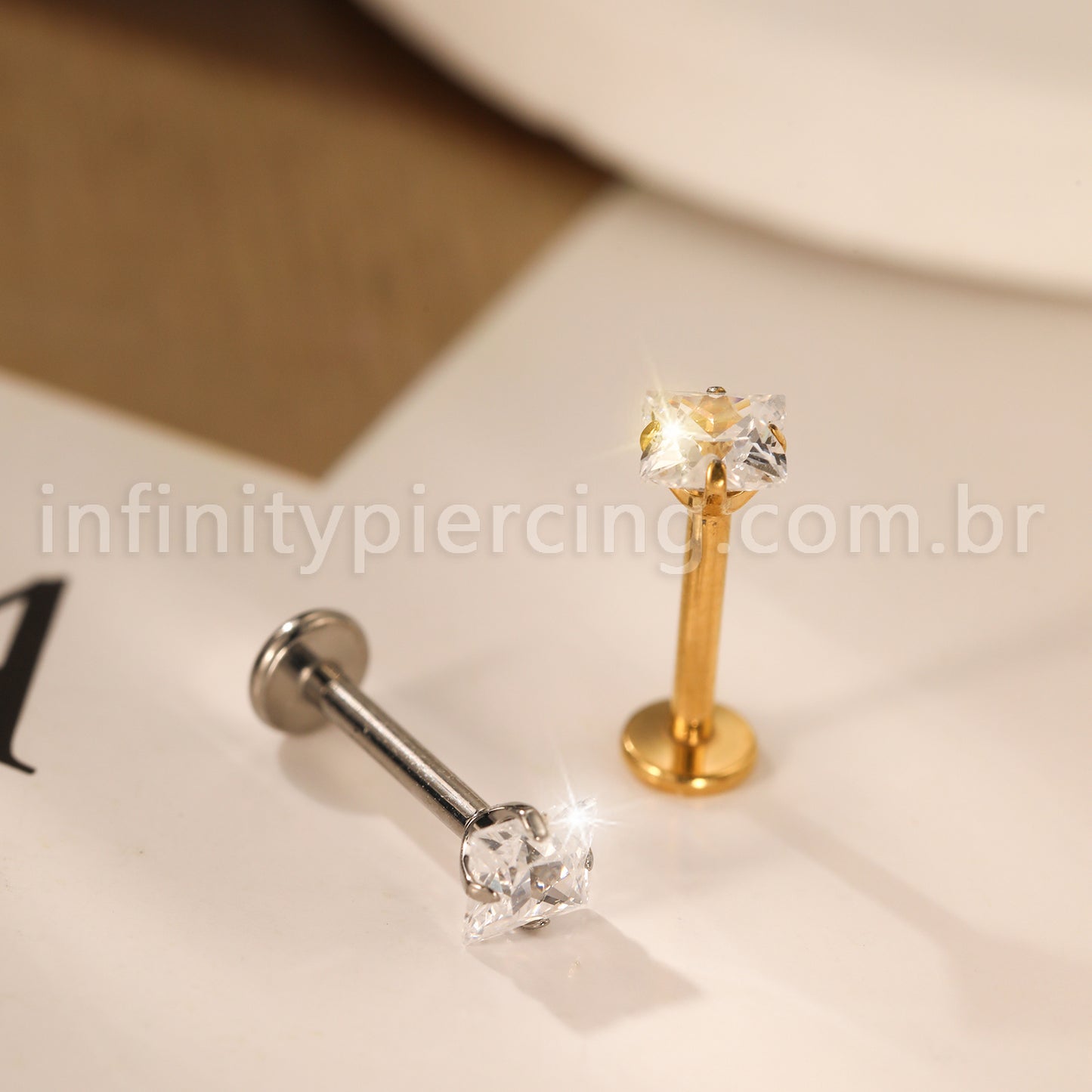 Piercing Labret Titânio Flor Zircônia