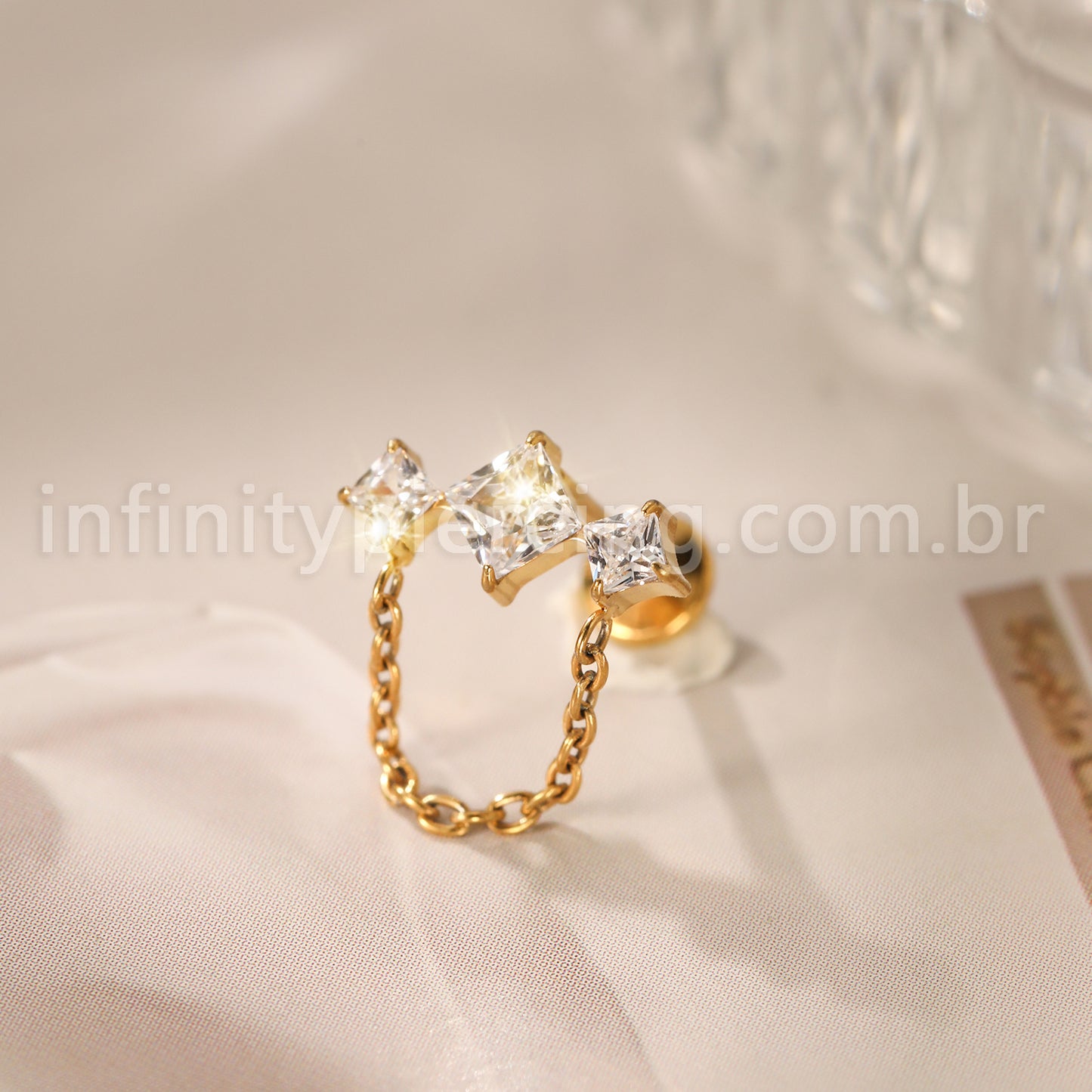 Piercing Labret Titânio Quadrado 3 Zircônias Com Corrente