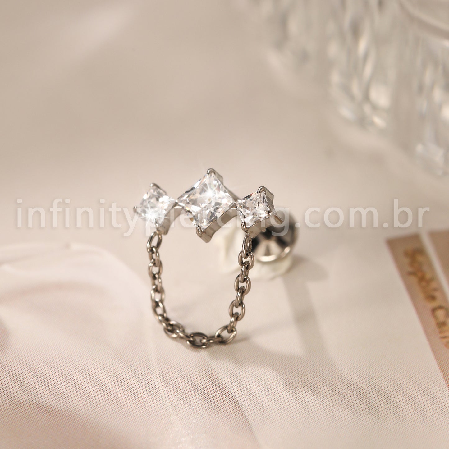 Piercing Labret Titânio Quadrado 3 Zircônias Com Corrente