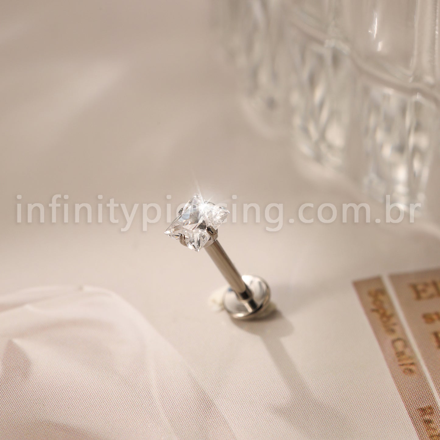 Piercing Labret Titânio Flor Zircônia