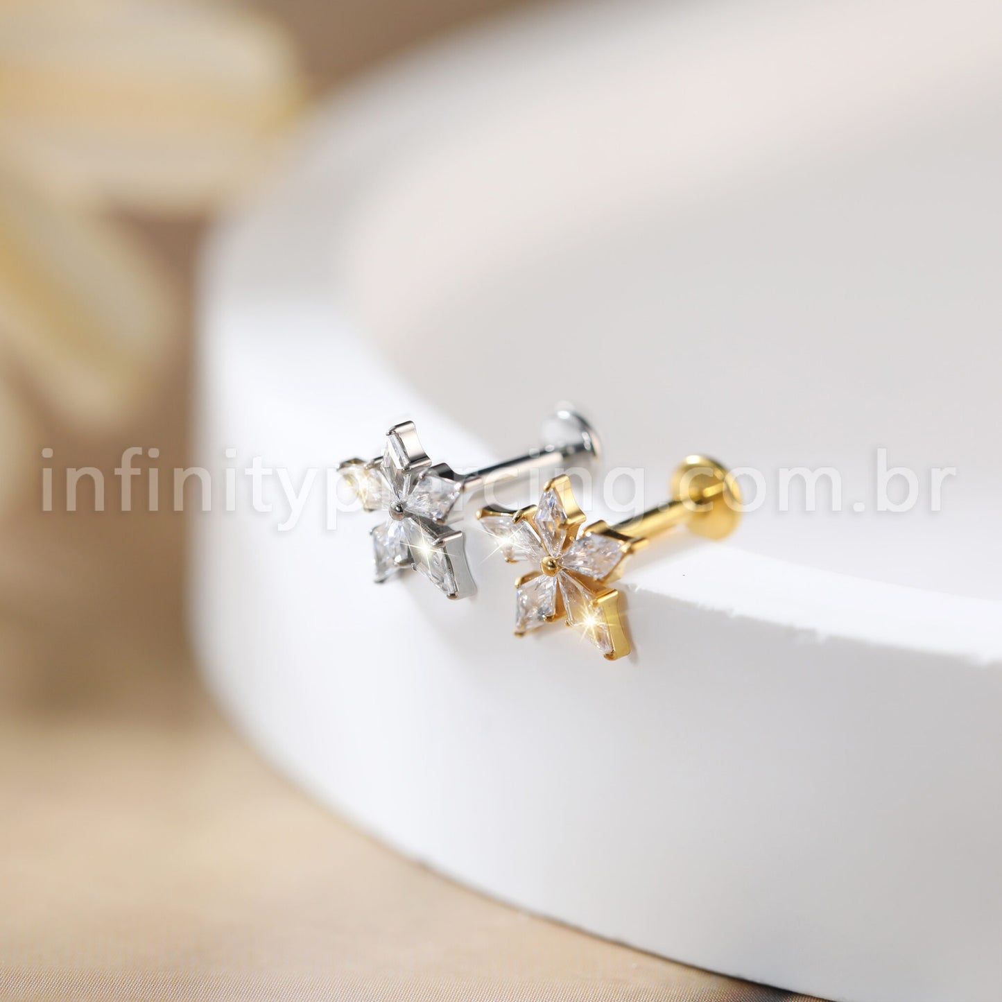 Piercing Labret Titânio Flor Zircônia Cravejada