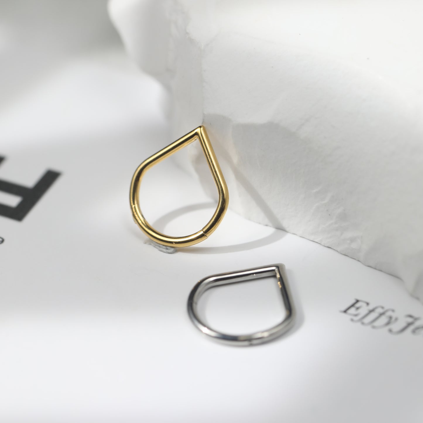 Argola de Nariz em Titânio com Acabamento Minimalista e Brilho Sofisticado