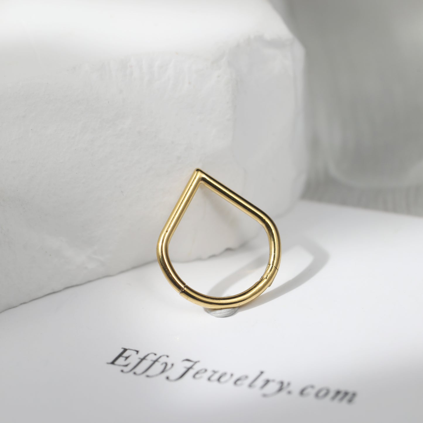 Argola de Nariz em Titânio com Acabamento Minimalista e Brilho Sofisticado