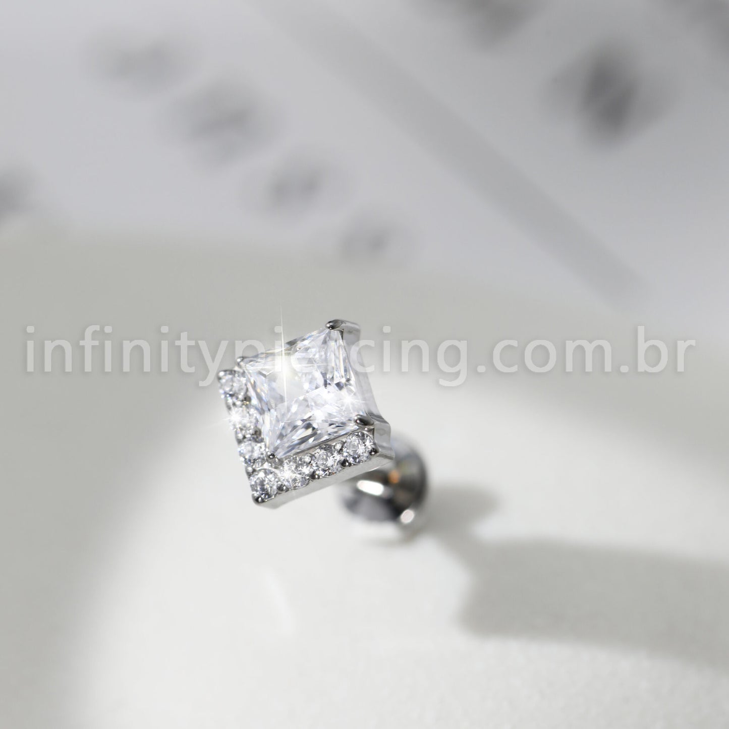 Piercing Labret Titânio Quadrado Zircônias