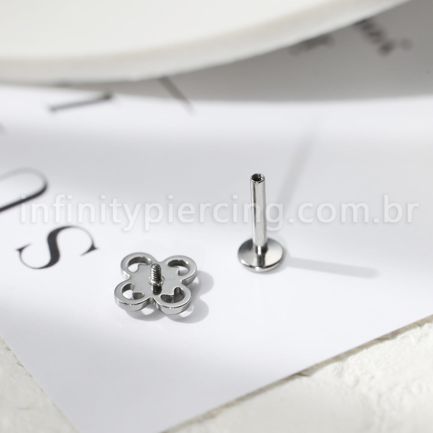 Piercing Labret Flor Titânio Zircônia