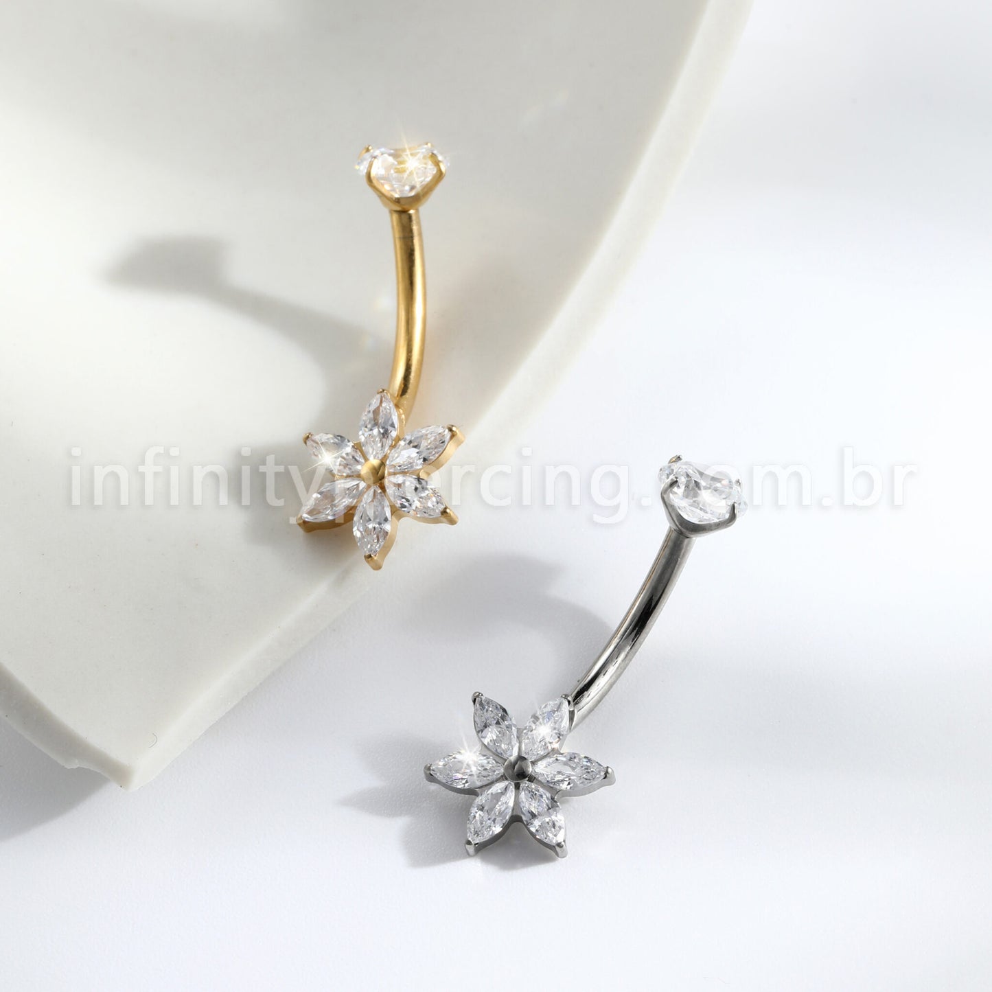 Piercing Banana Titânio Flor Zircônia Cravejada