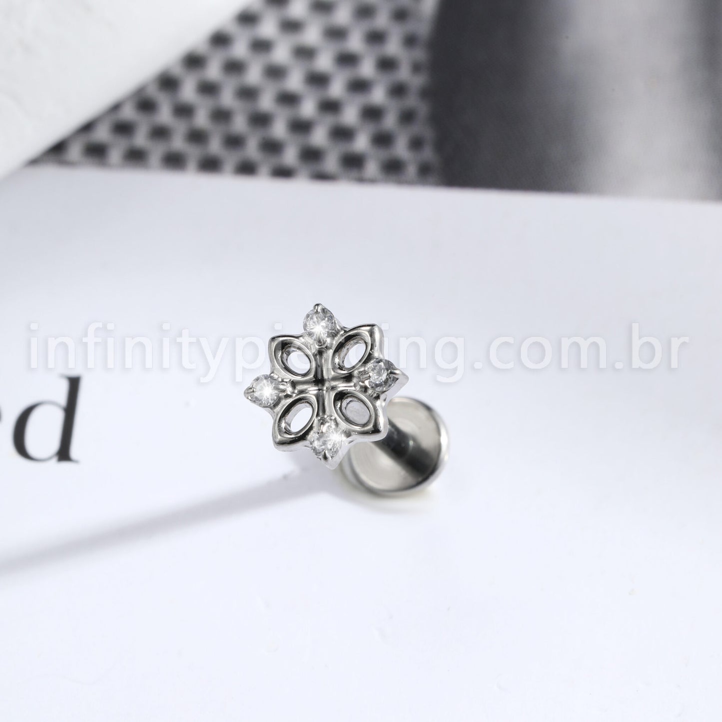 Piercing Labret Titânio Flor Zircônia