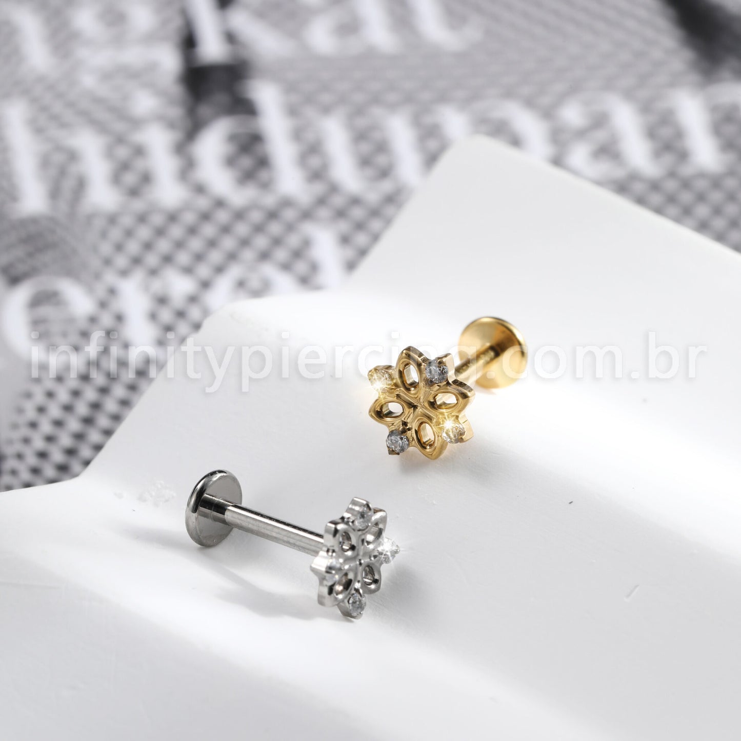 Piercing Labret Titânio Flor Zircônia