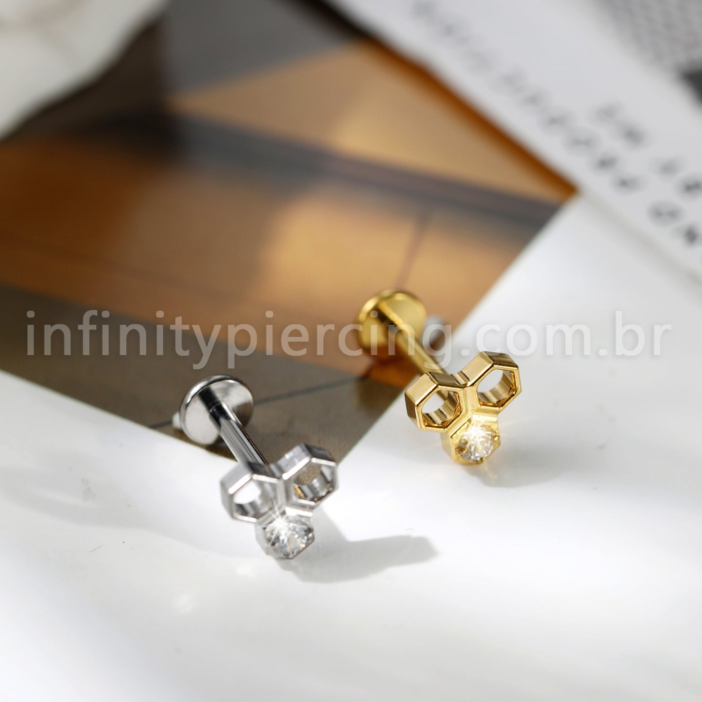 Piercing Labret Favo Titânio Zircônia
