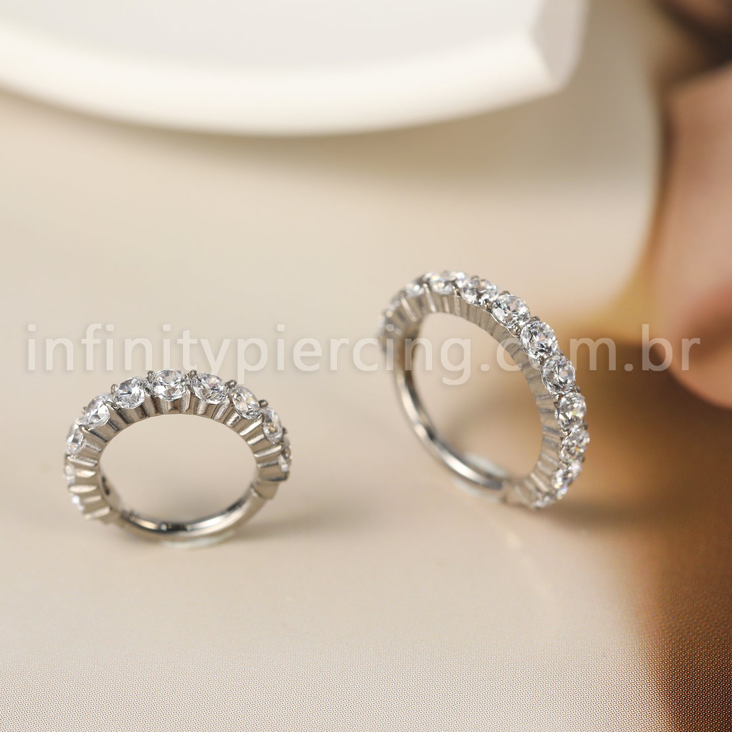 Piercing Argola Titânio Segmento Articulado Zircônia Cravejada Lateral