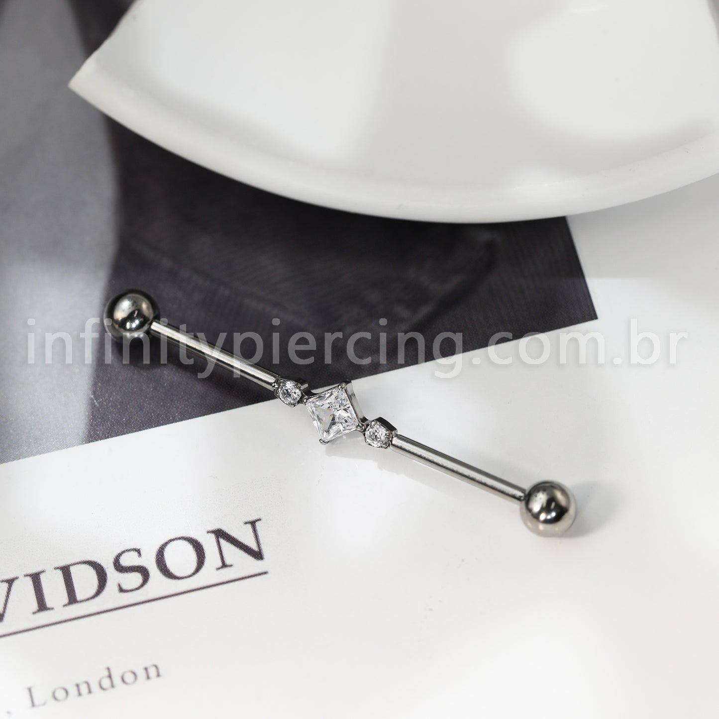 Piercing Transversal Titânio Losango Zircônia Cravejada