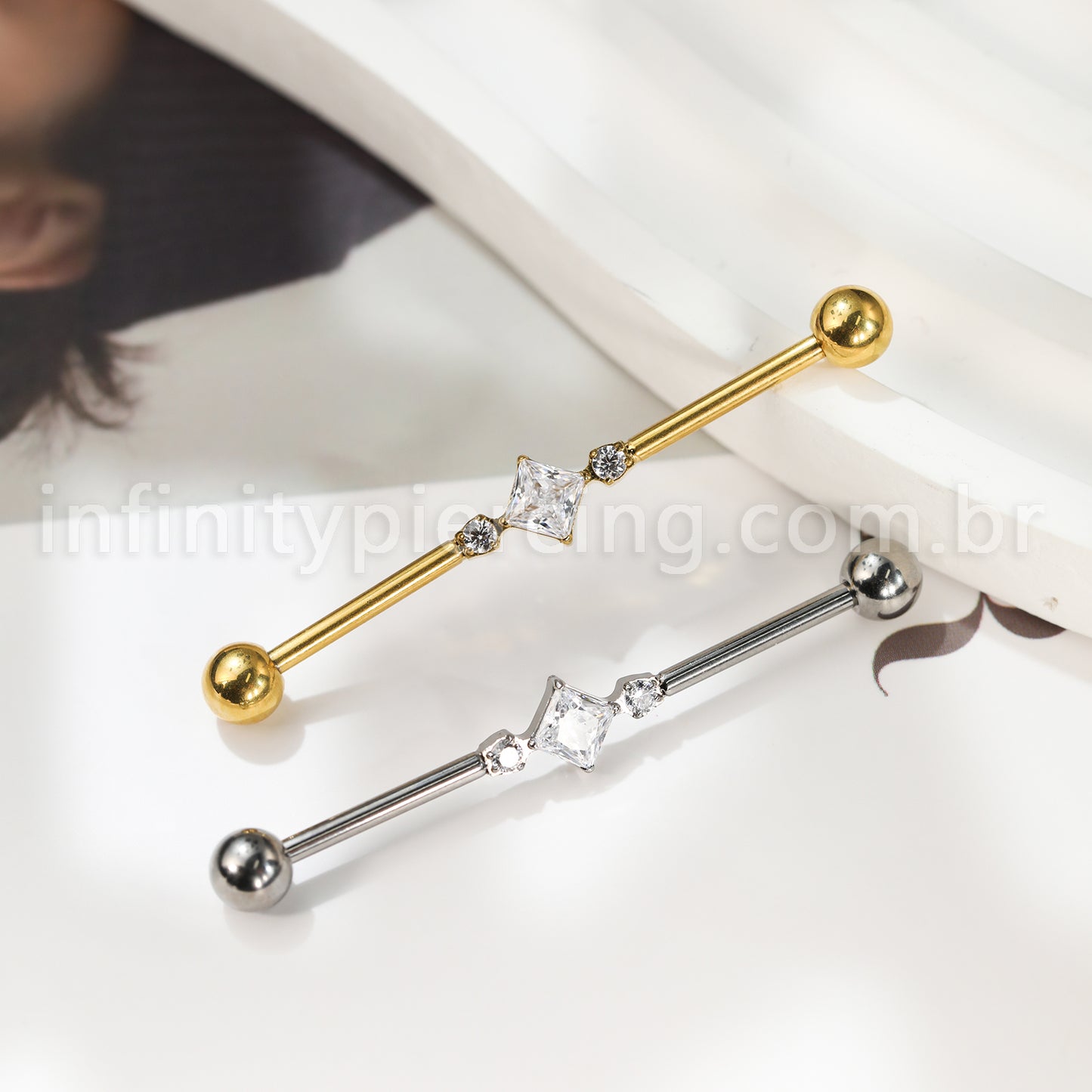 Piercing Transversal Titânio Losango Zircônia Cravejada