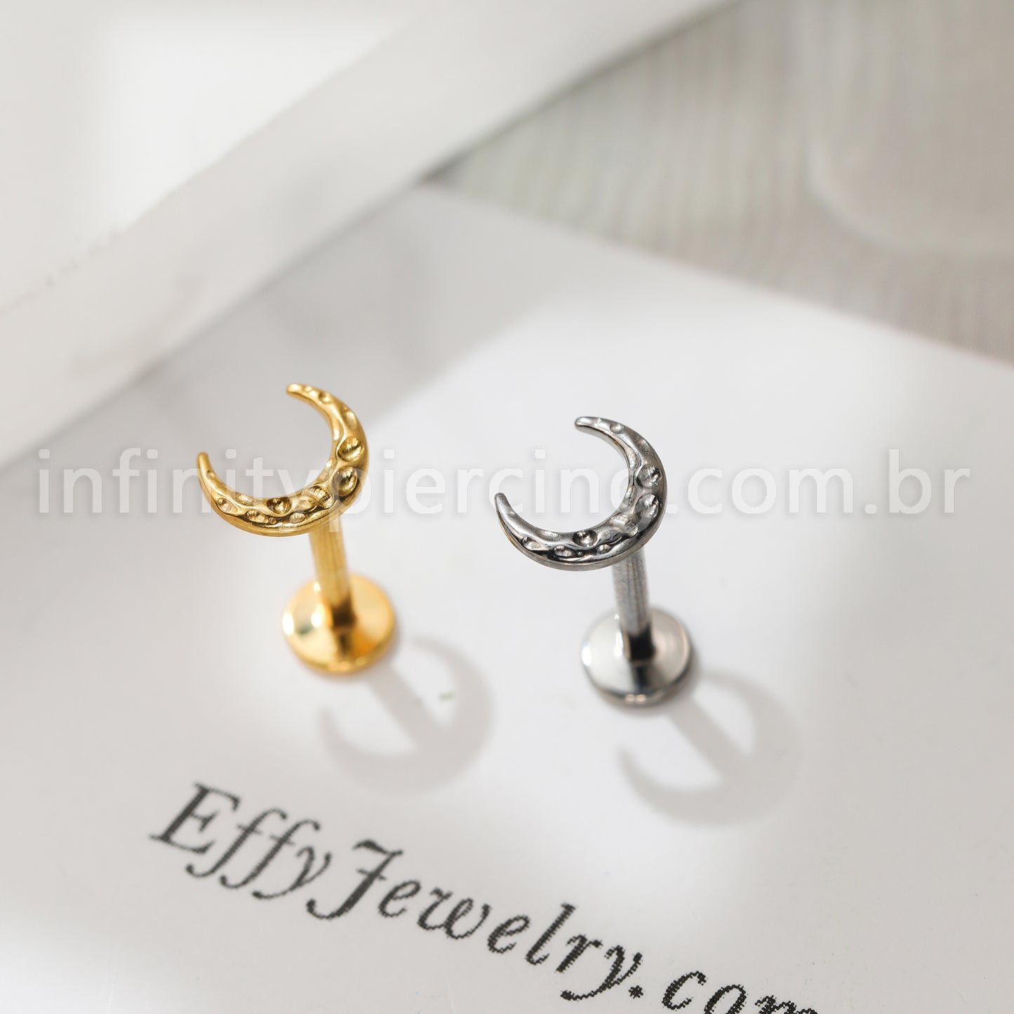 Piercing Labret Titânio Lua Detalhada