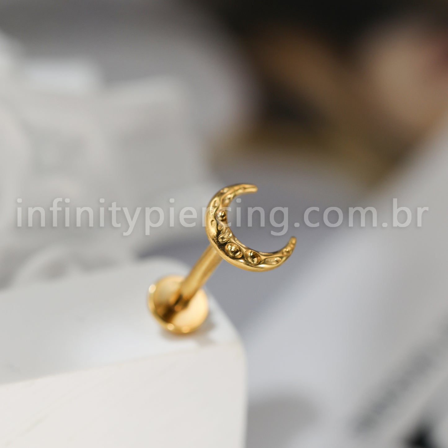 Piercing Labret Titânio Lua Detalhada