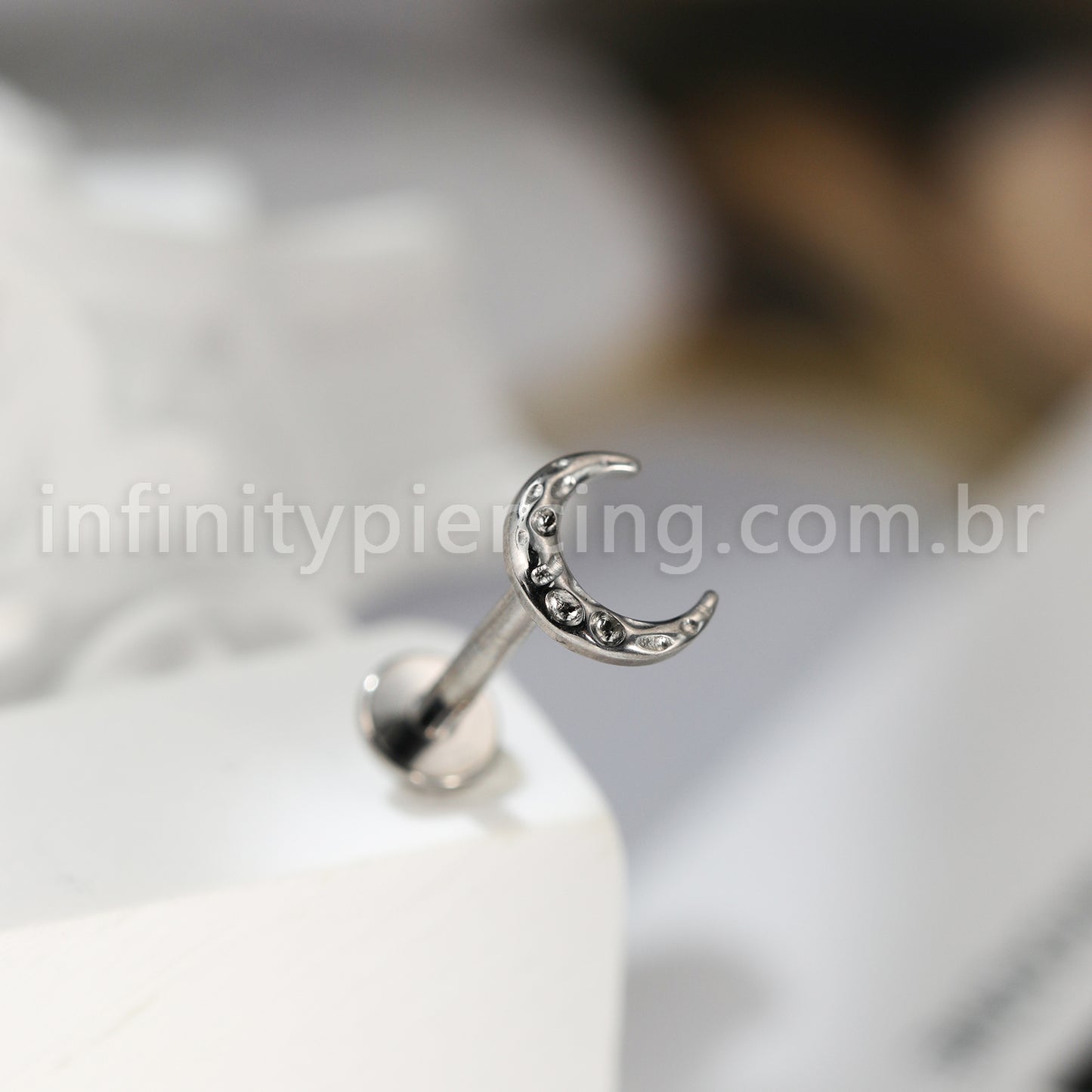 Piercing Labret Titânio Lua Detalhada