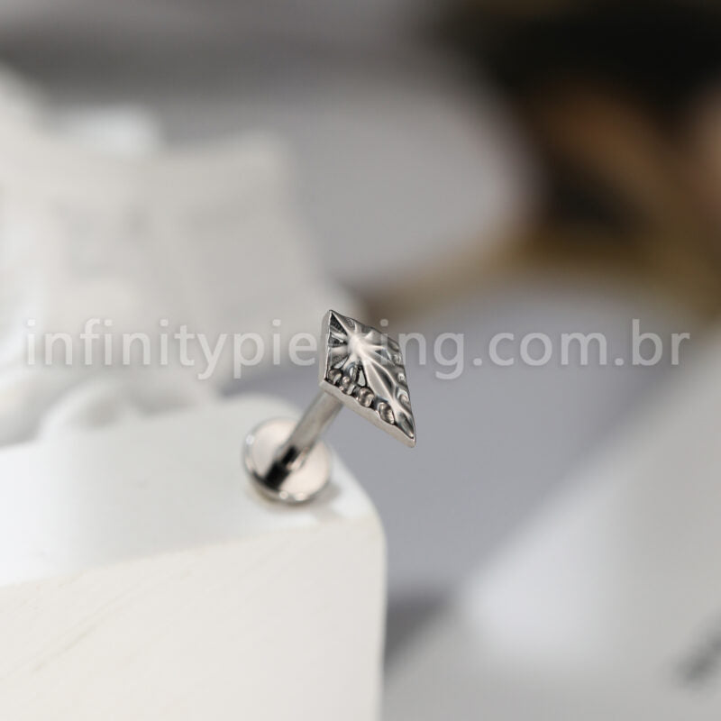 Piercing Labret Titânio Diamante Detalhado