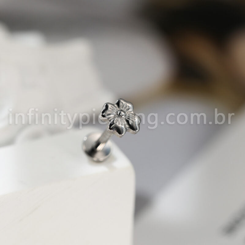 Piercing Labret Titânio Flor Com Detalhes