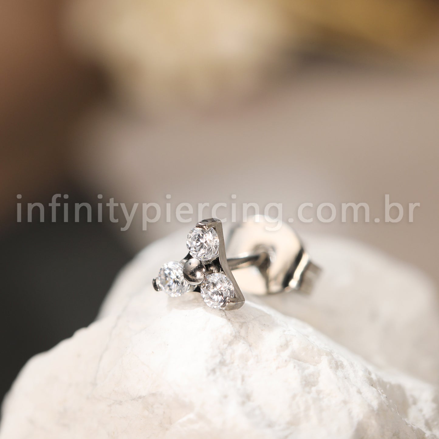 Brinco Titânio Trinity Zircônia Cravejada