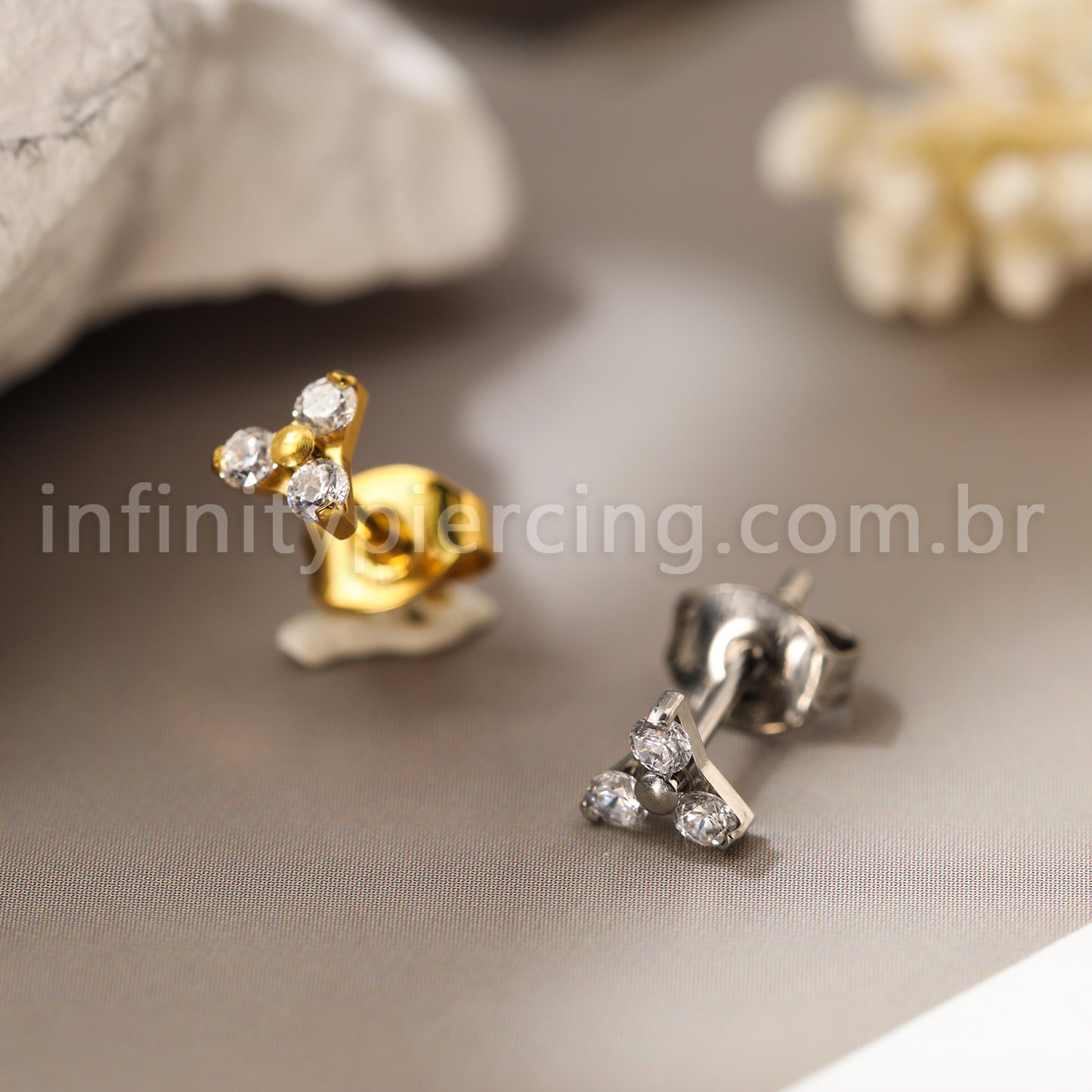 Brinco Titânio Trinity Zircônia Cravejada
