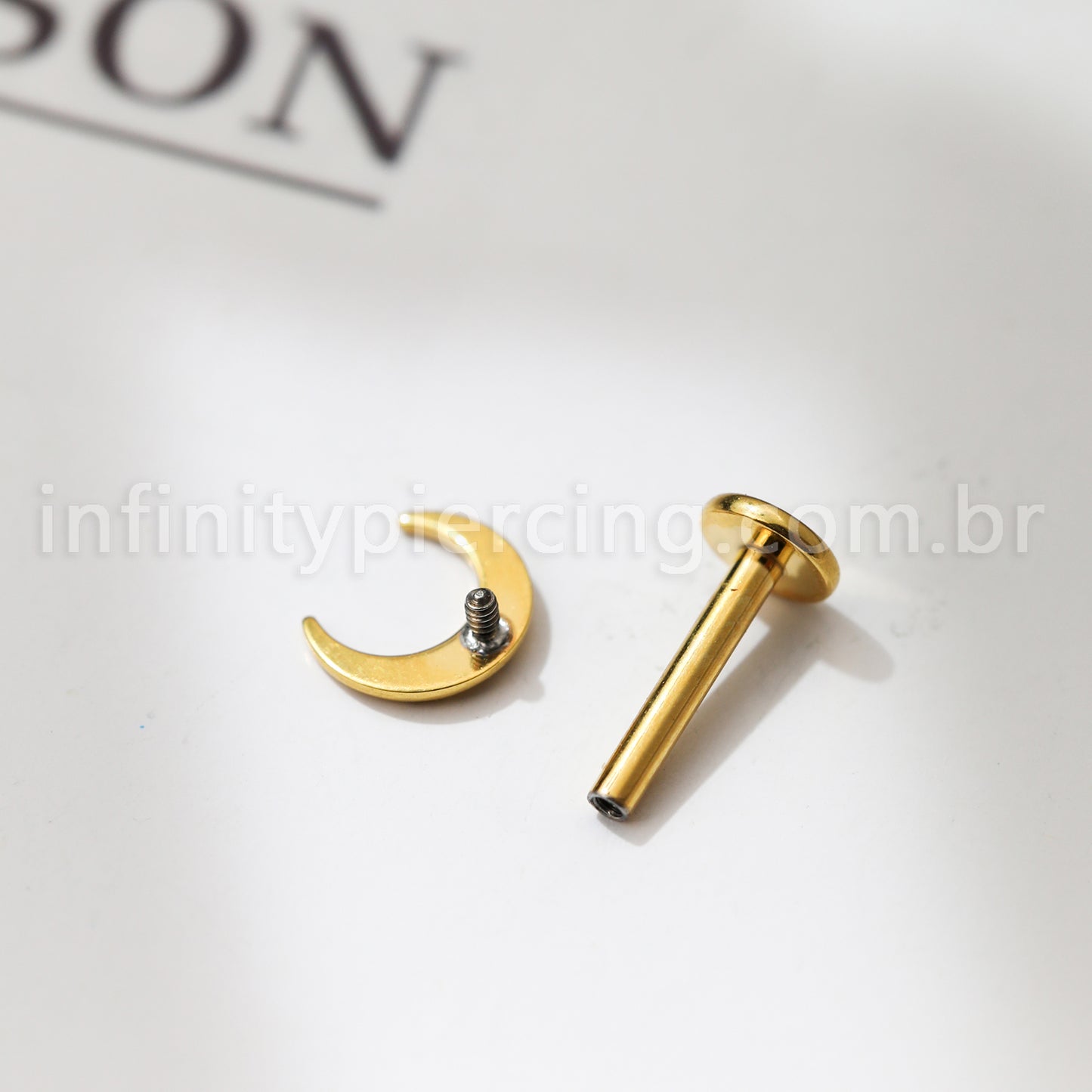 Piercing Labret Titânio Lua Detalhada
