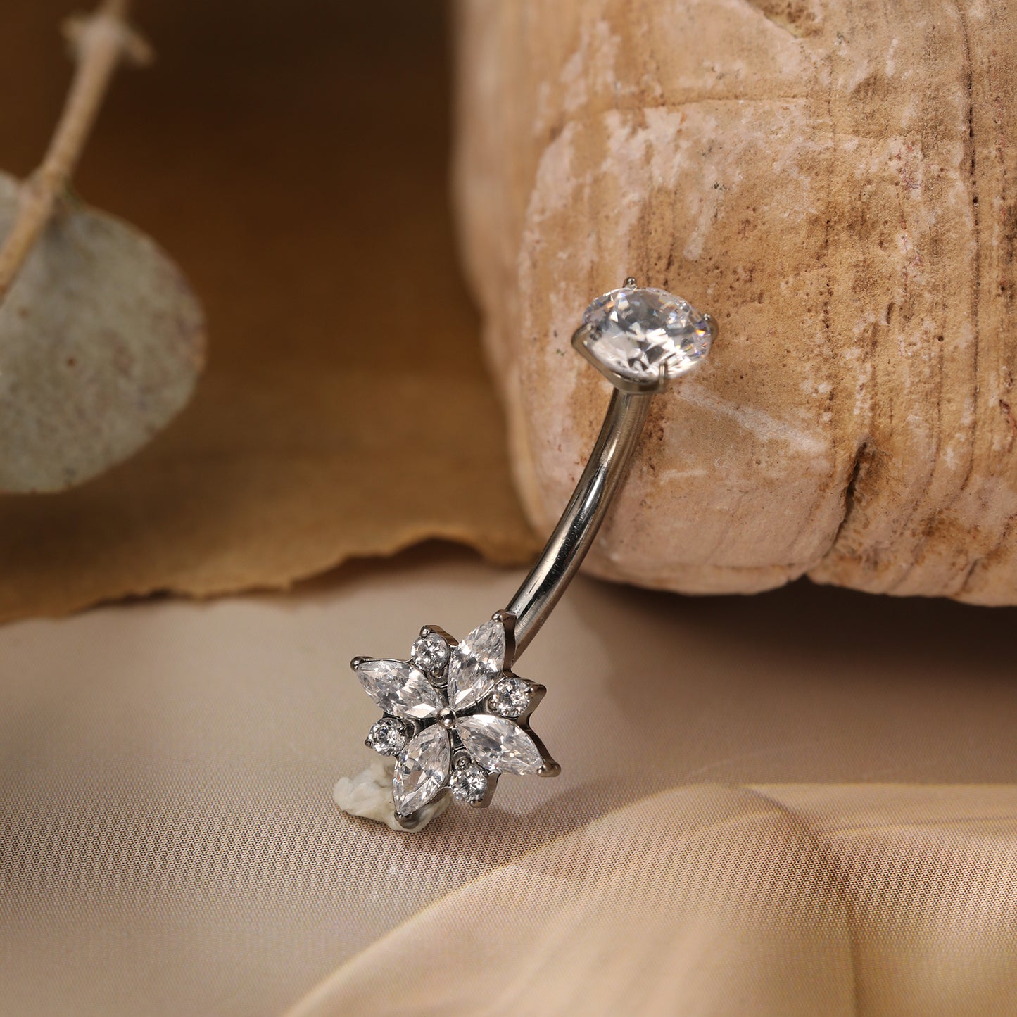 Piercing Banana Titânio Flor Zircônia Cravejada