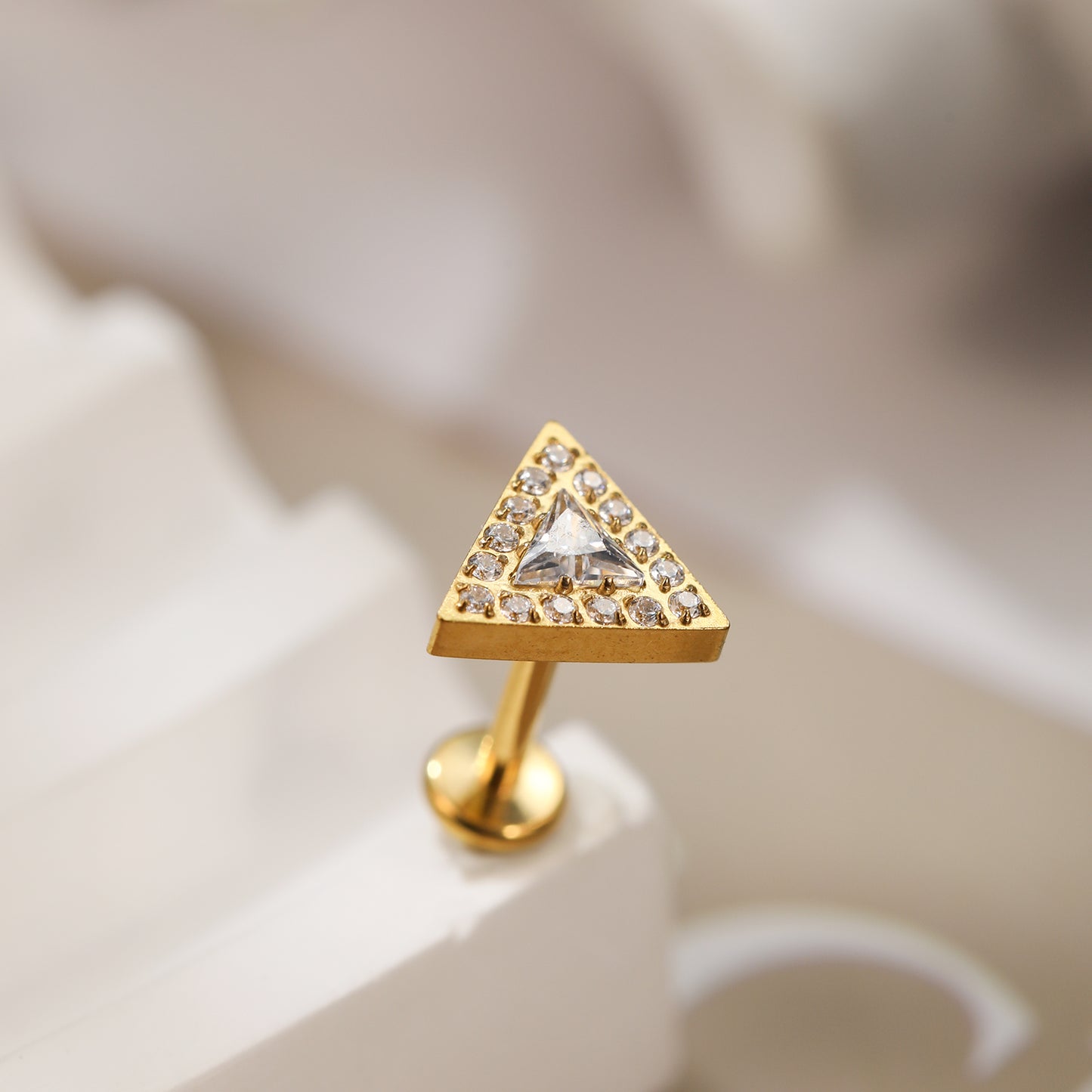 Piercing Labret Titânio Triangulo Zircônia Cravejada