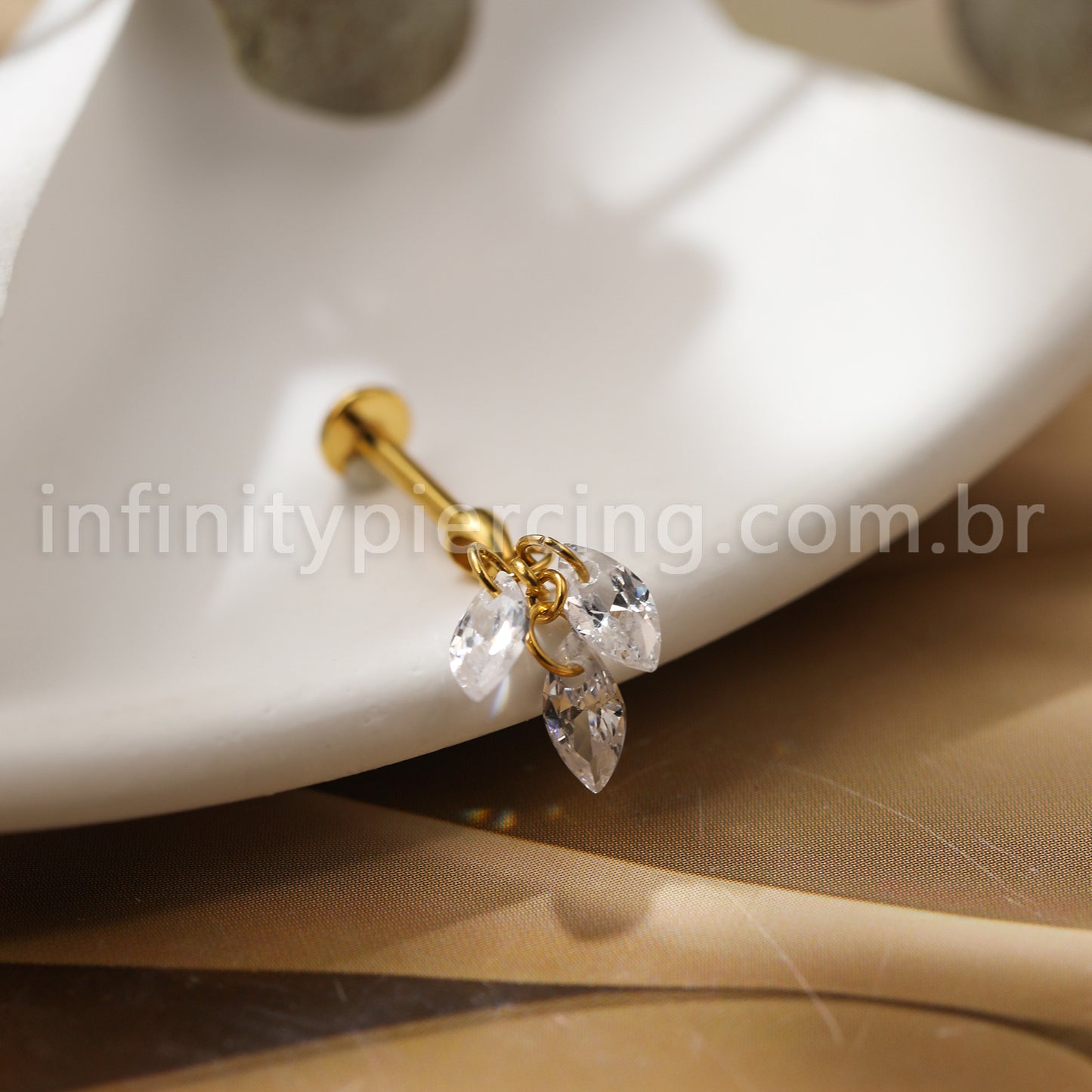 Piercing Labret Titânio Com 3 Pingentes Zircônia