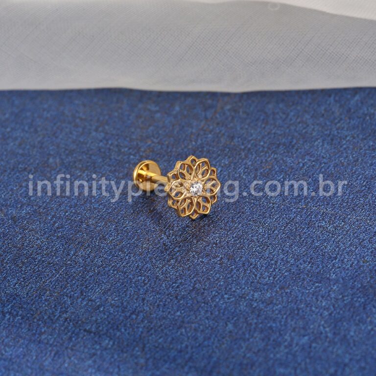 Piercing Labret Titânio Flor Vazada Detalhada