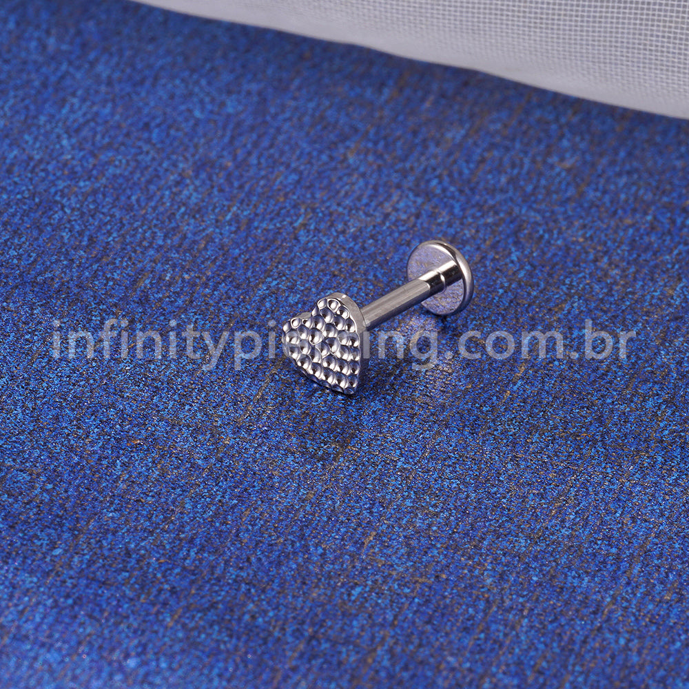Piercing Labret Titânio Coração Detalhado