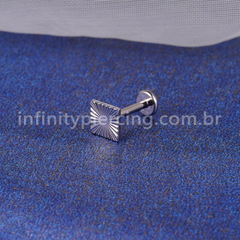 Piercing Labret Titânio Quadrado Detalhado