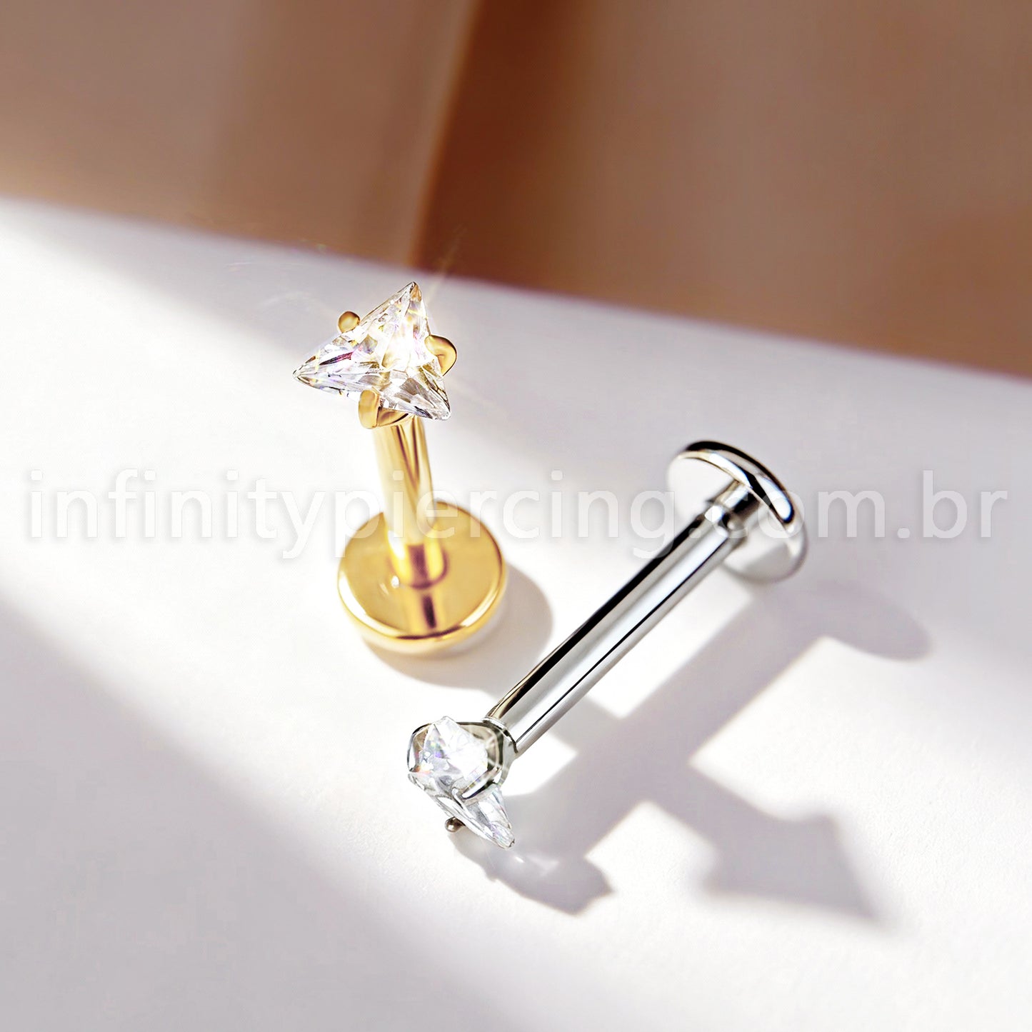 Piercing Labret Titânio Zircônia Cravejada Triangulo