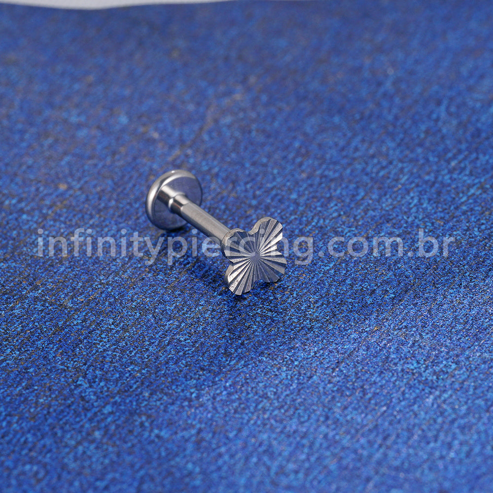Piercing Labret Titânio Trevo 4 Folhas Detalhado
