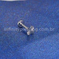 Piercing Labret Titânio Trevo 4 Folhas Detalhado