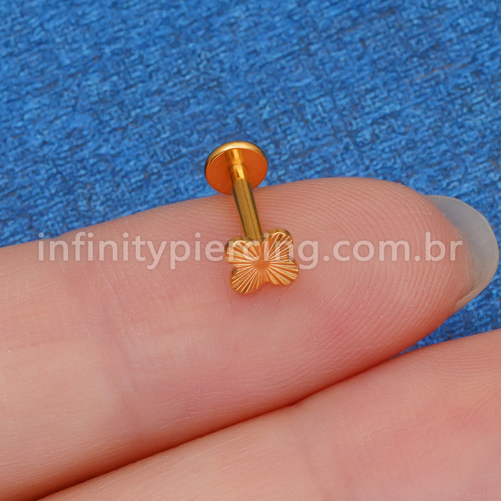 Piercing Labret Titânio Trevo 4 Folhas Detalhado