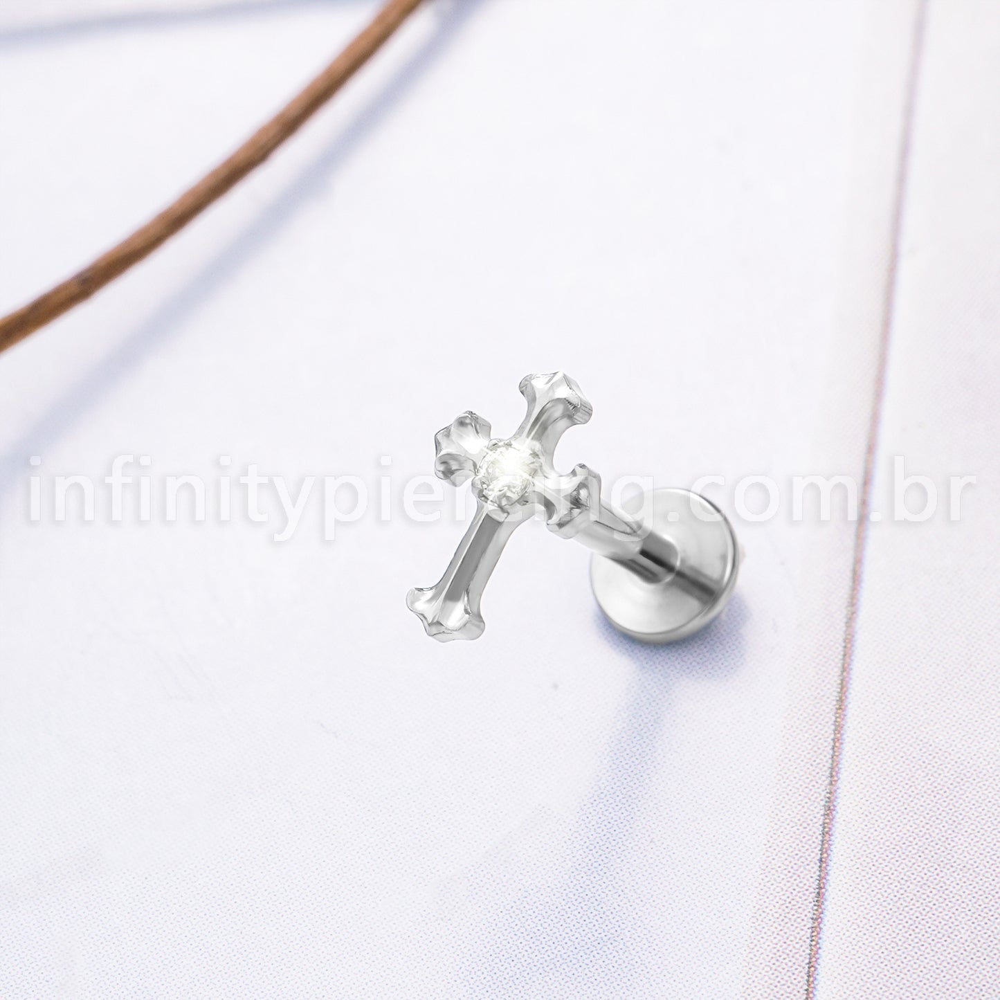 Piercing Labret Titânio Cruz