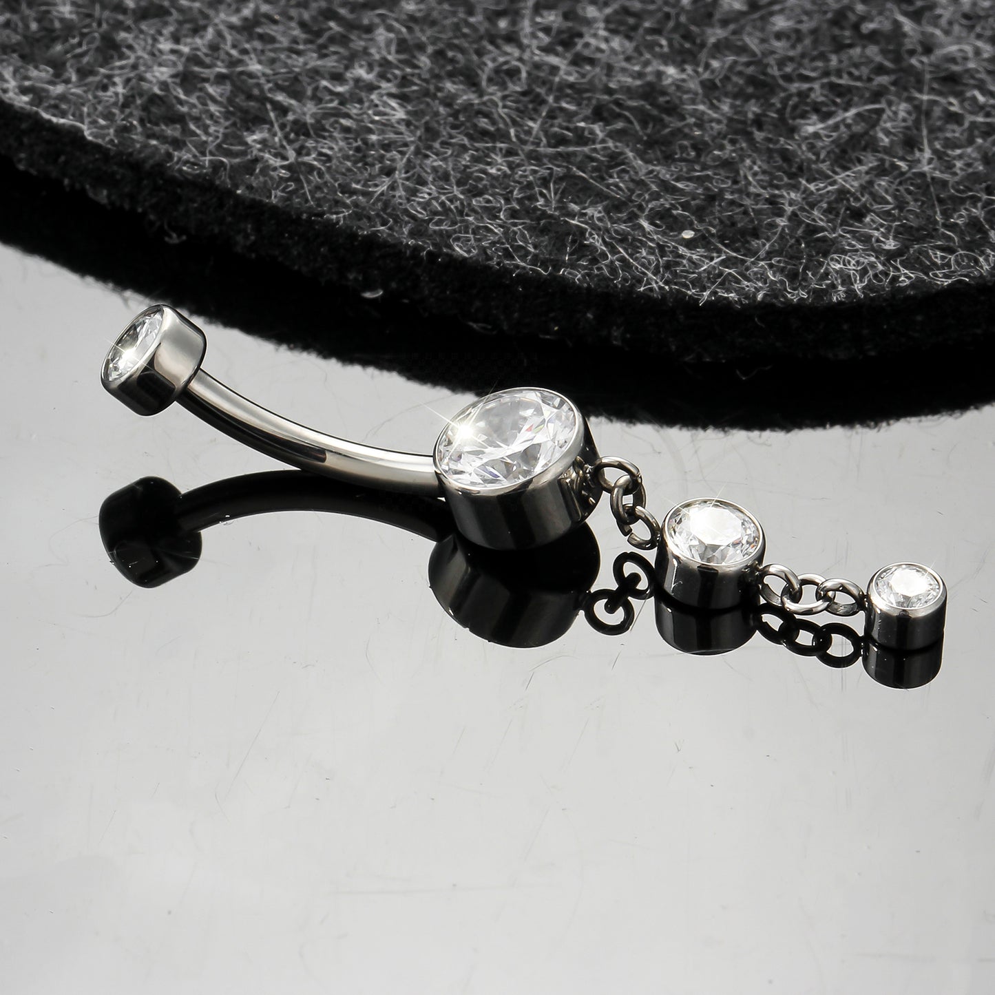Elegância em Cascata com Pedra de Luz para Umbigo em Titânio G23