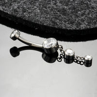 Elegância em Cascata com Pedra de Luz para Umbigo em Titânio G23