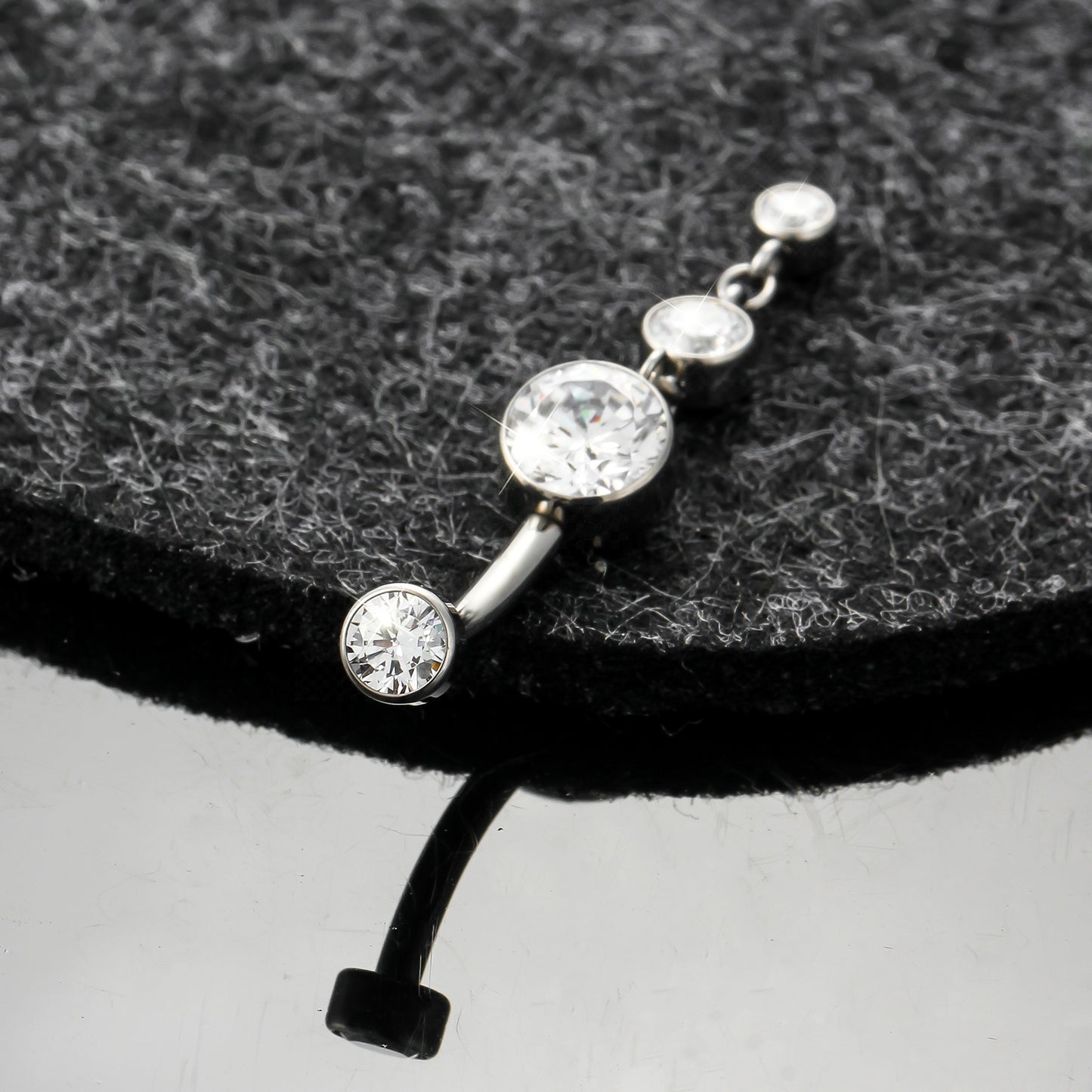 Elegância em Cascata com Pedra de Luz para Umbigo em Titânio G23