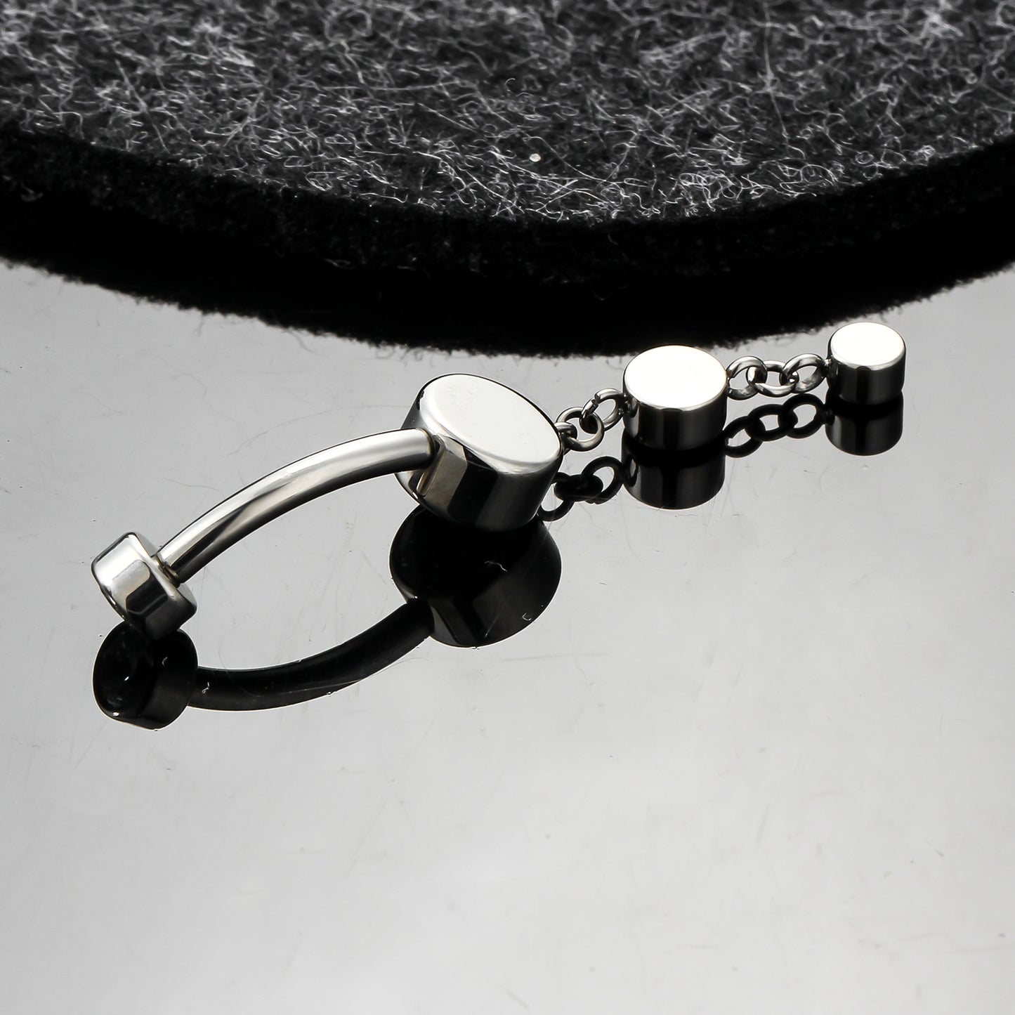 Elegância em Cascata com Pedra de Luz para Umbigo em Titânio G23