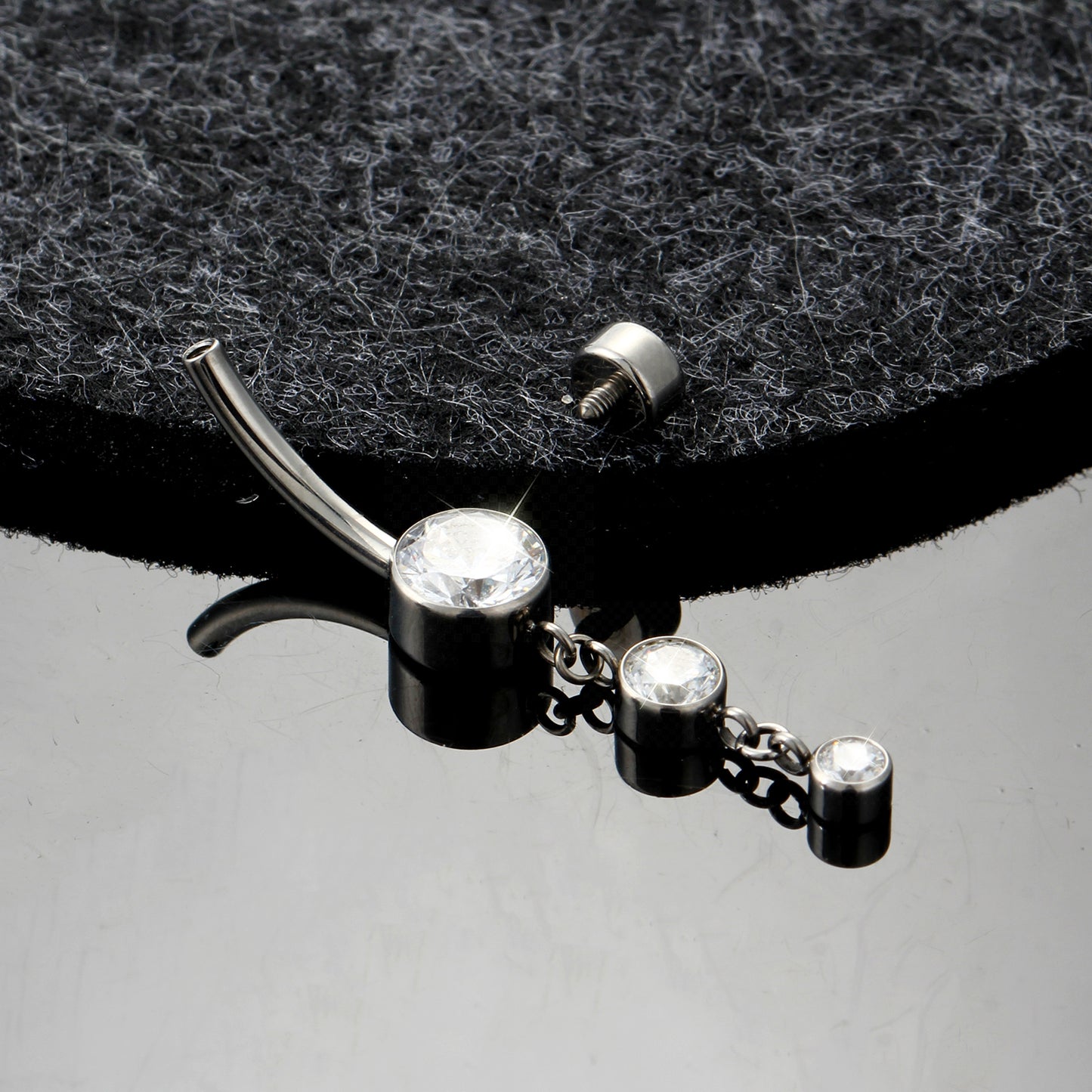 Elegância em Cascata com Pedra de Luz para Umbigo em Titânio G23